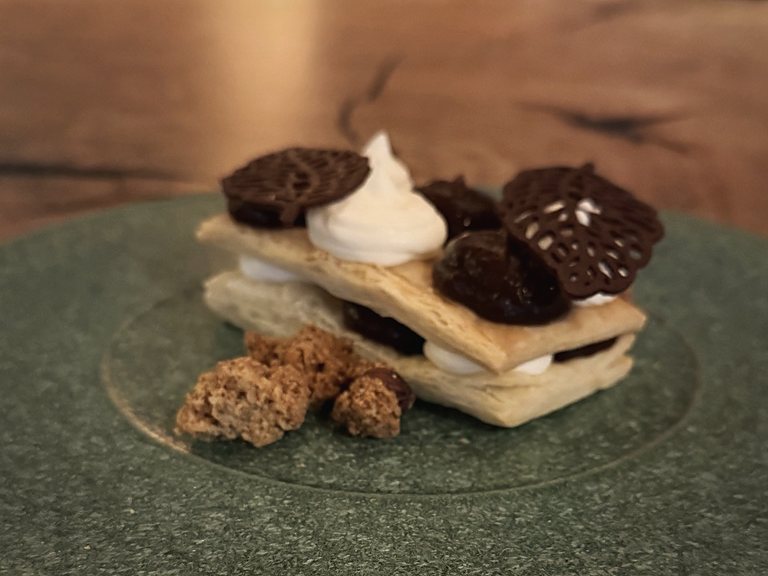 Dessert aus Blätterteig mit Creme und Schokoladenchips