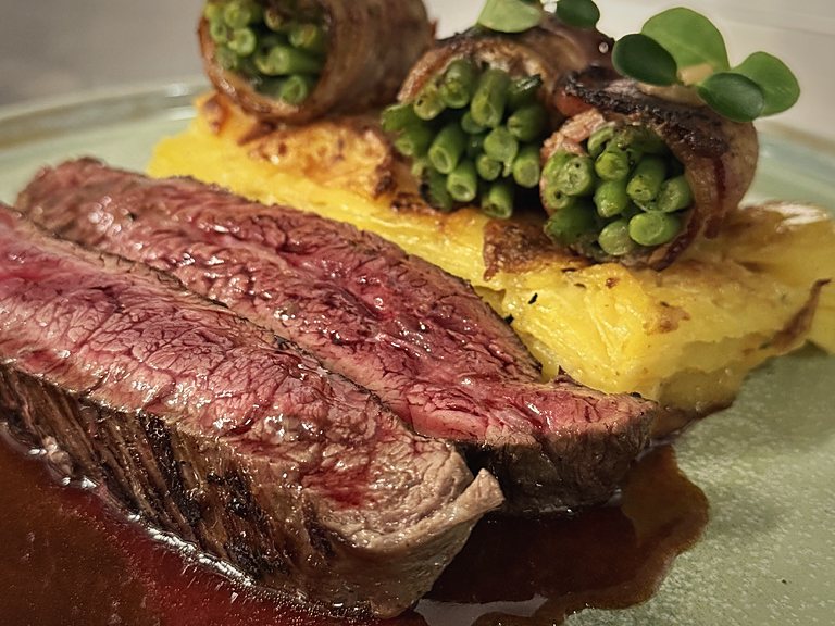 Rinder-Flanksteak mit Gratin und Bohnen im Speckmantel